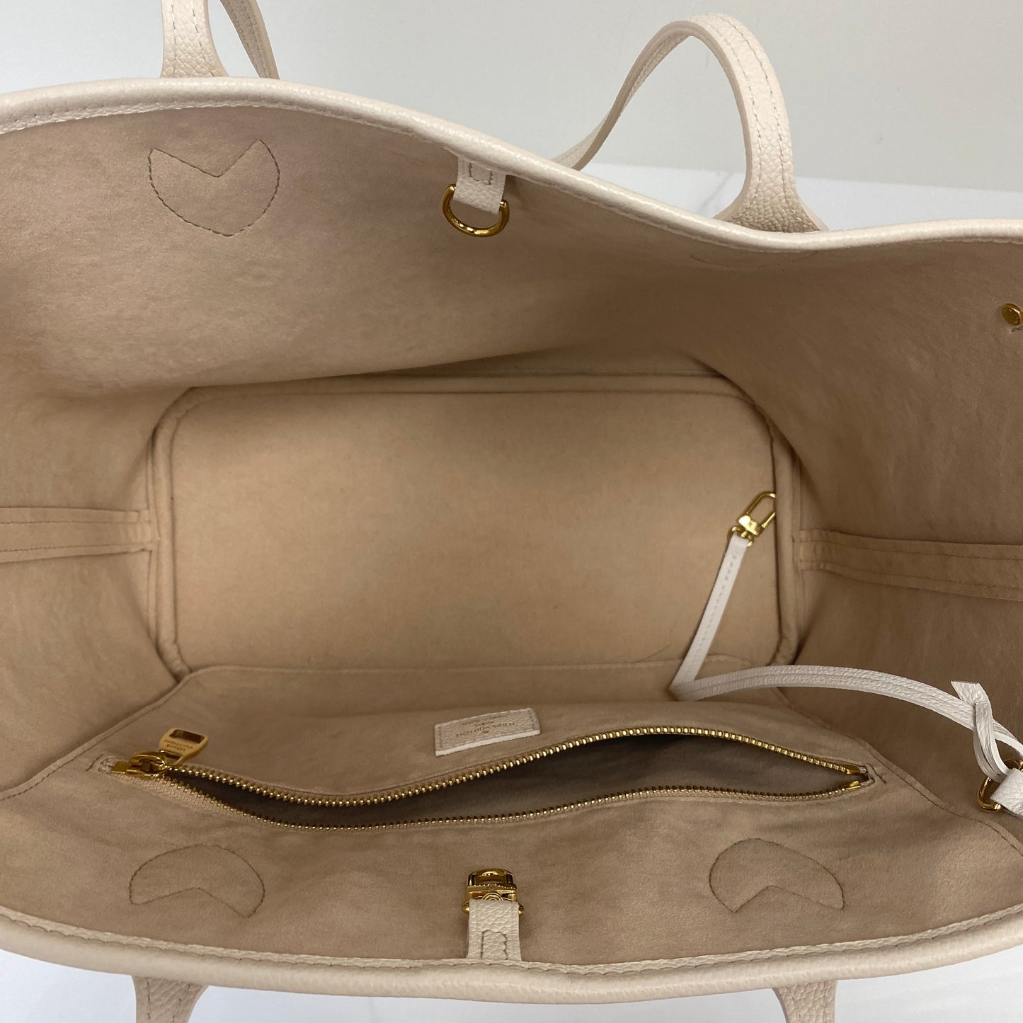Interior of the Louis Vuitton Neverfull MM showing the lined compartment