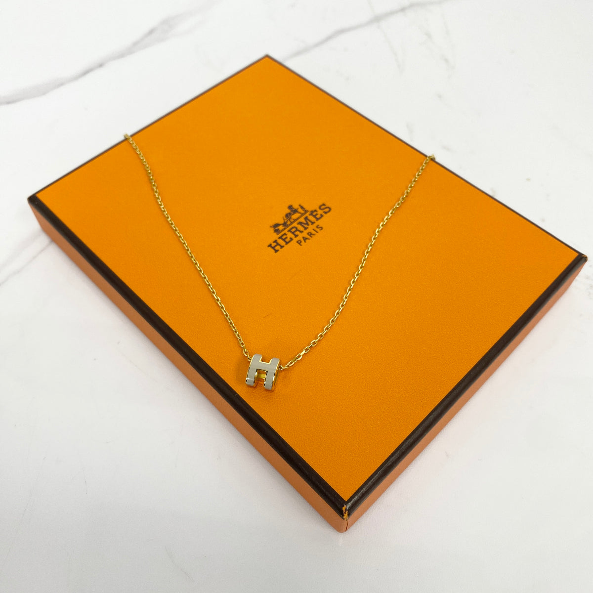 Hermès Mini Pop H Pendant Marron Glacé, Marron Glacé Lacquered Metal, Yellow Gold Plated — front view