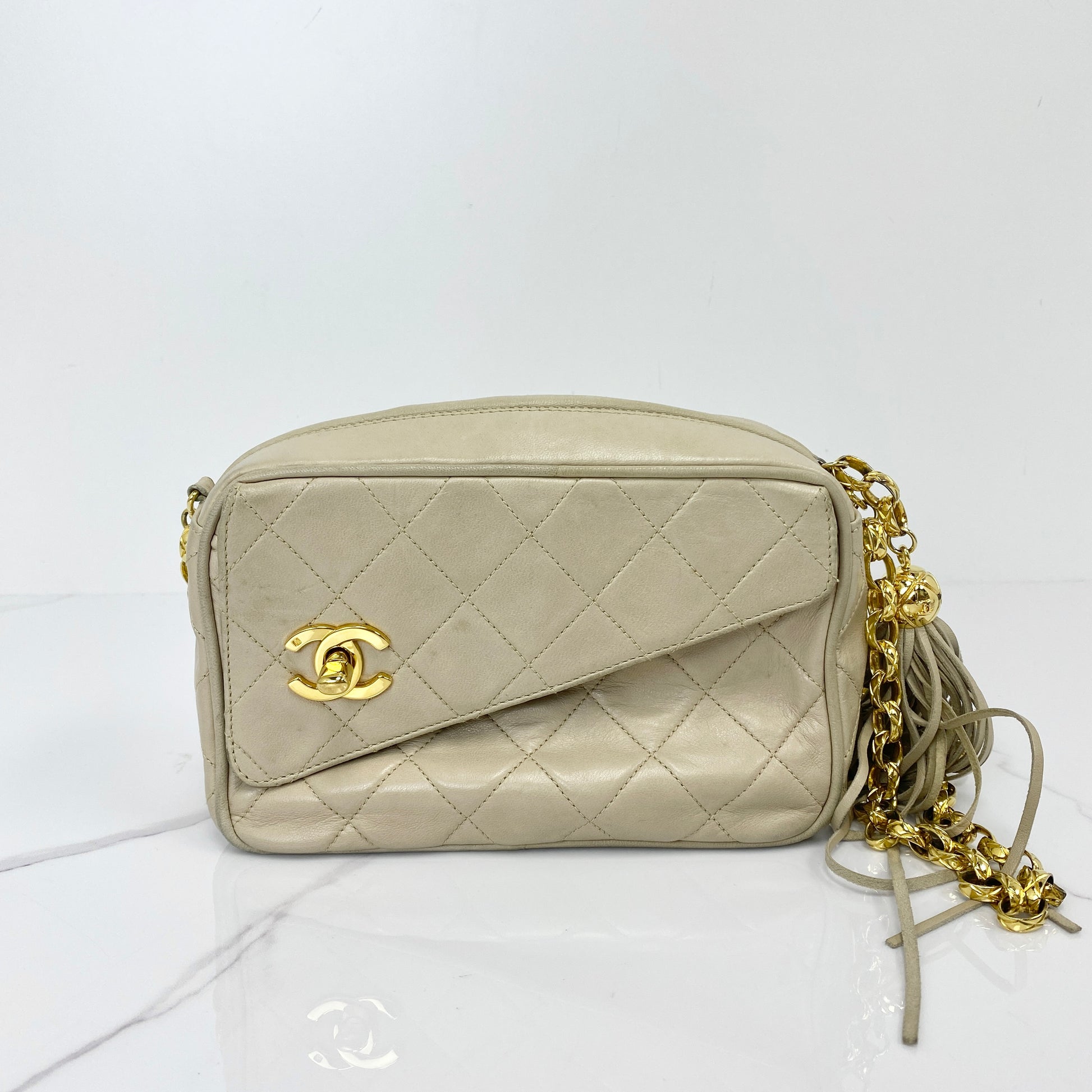 Chanel vintage shoulder bag in beige lambskin with gold hardware