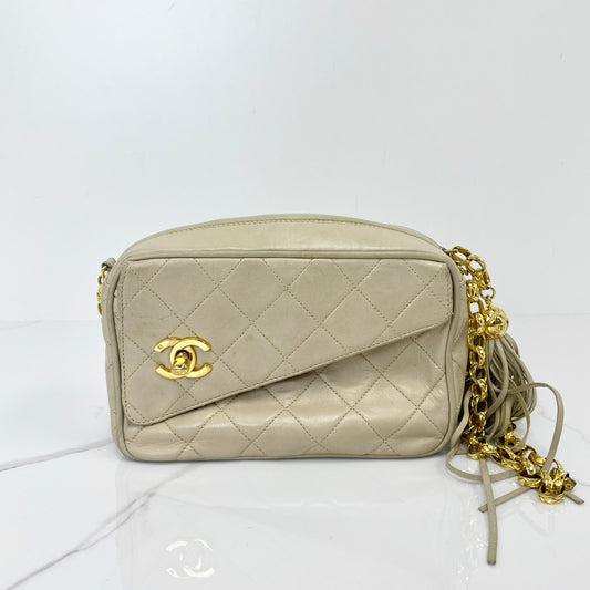 Chanel vintage shoulder bag in beige lambskin with gold hardware
