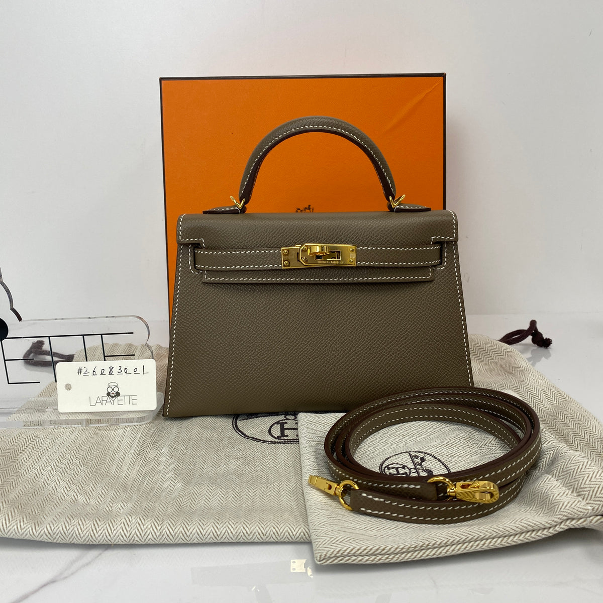 Hermès Mini Kelly, Etoupe Epsom calfskin, gold hardware — detail view 1