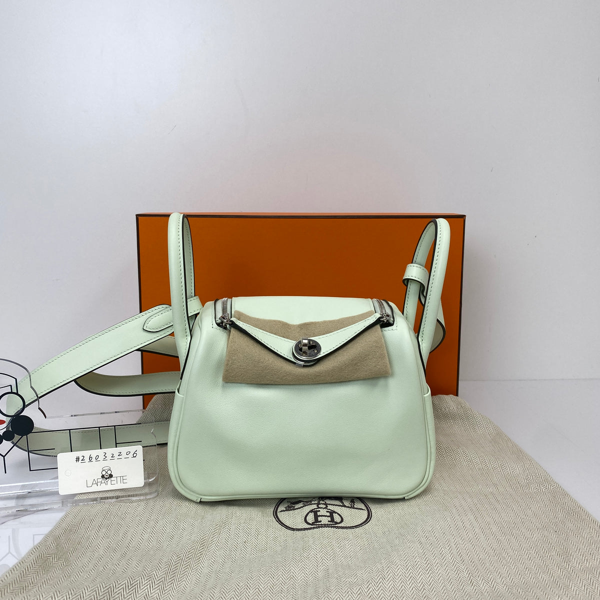 Hermès Sac Mini Lindy, pale green Swift calfskin, palladium hardware — detail view 1
