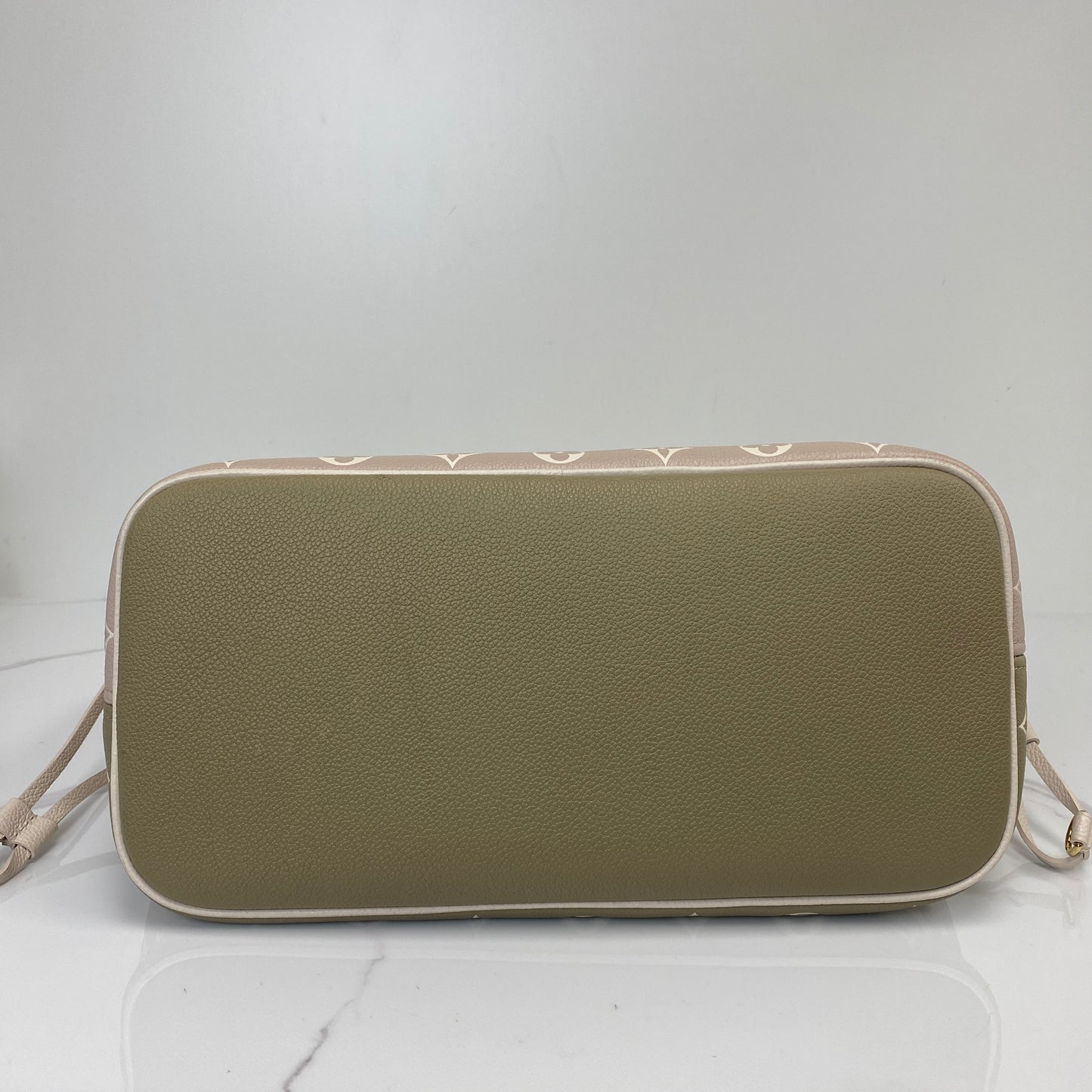 Base of the Louis Vuitton Neverfull MM in Kaki leather