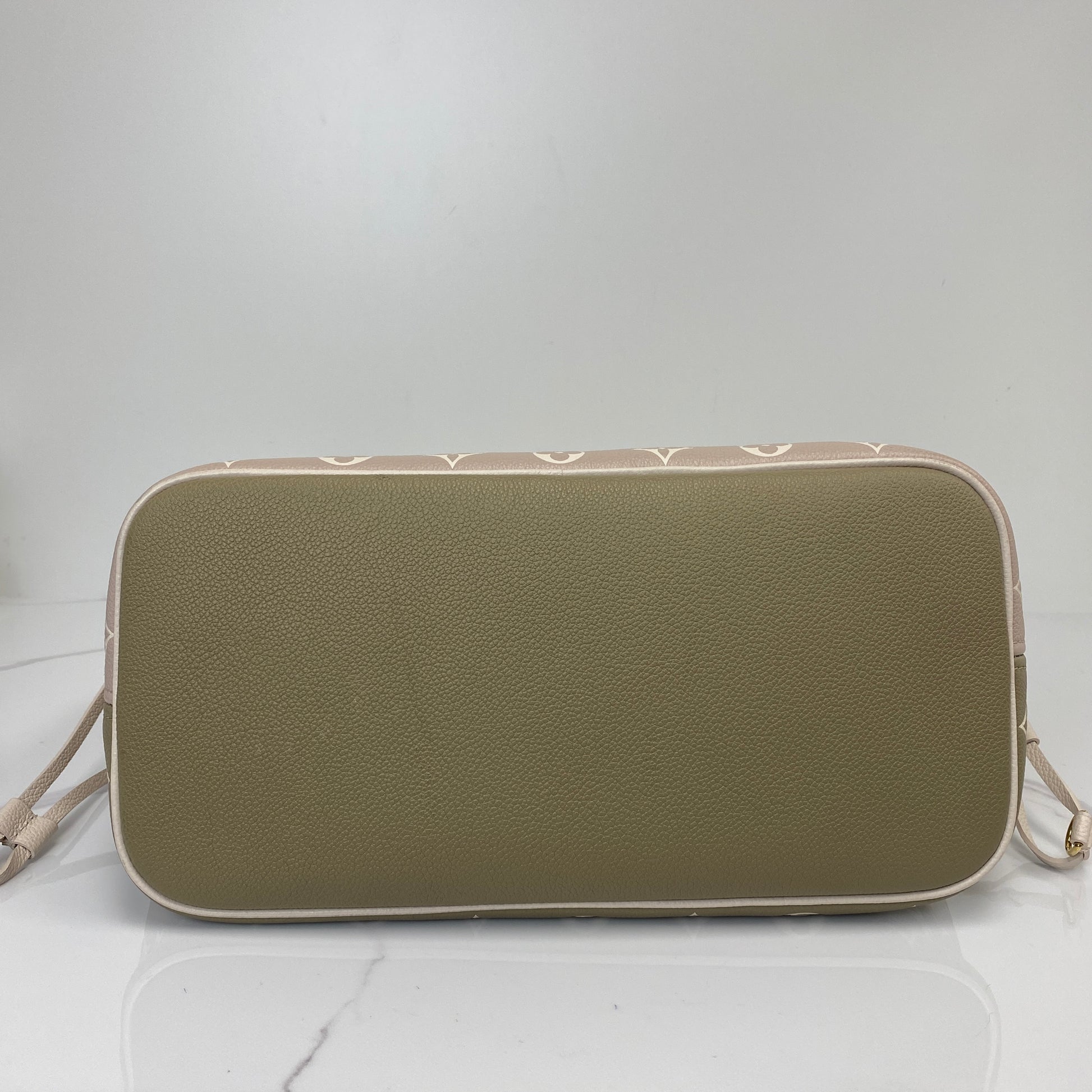 Base of the Louis Vuitton Neverfull MM in Kaki leather