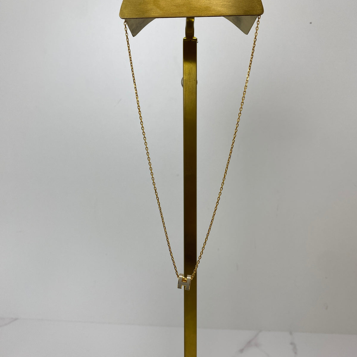 Hermès Mini Pop H Pendant Marron Glacé, Marron Glacé Lacquered Metal, Yellow Gold Plated — detail view 2