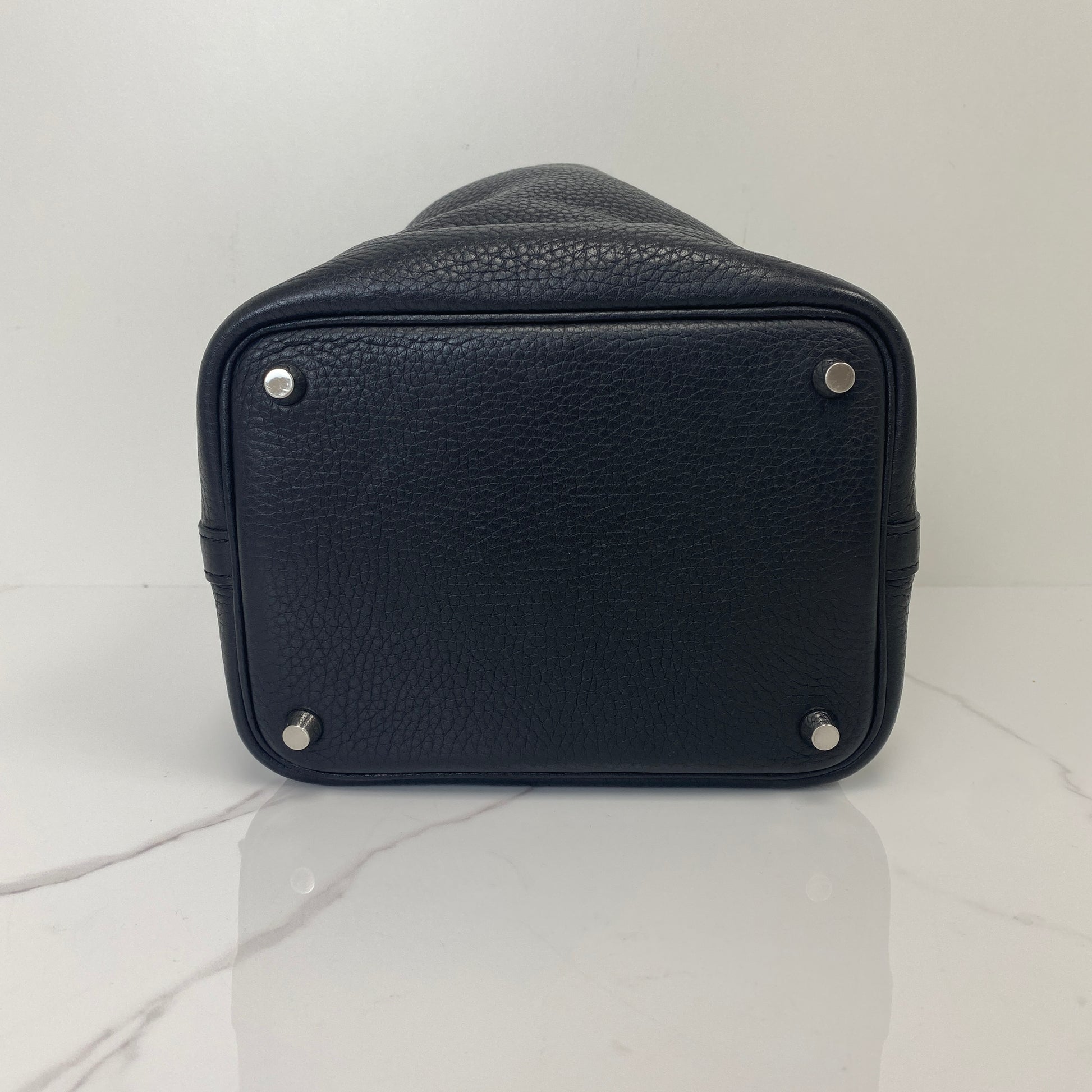 Hermès Picotin 18 Noir — base and stitching