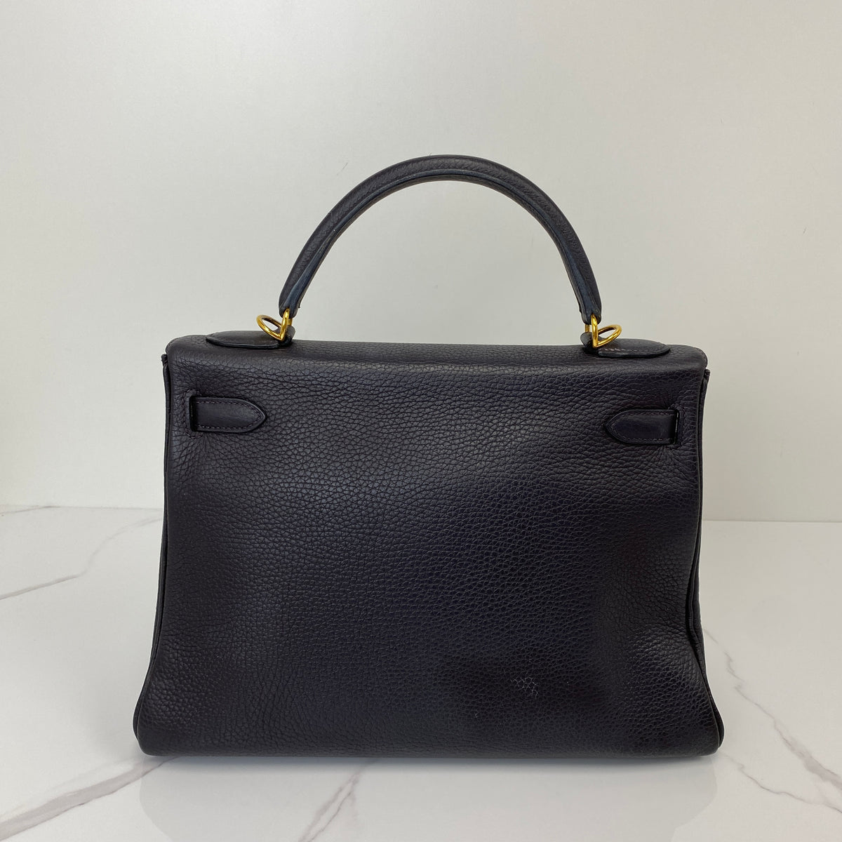 Hermès Kelly 32, Noir Togo leather, gold hardware — detail view 2