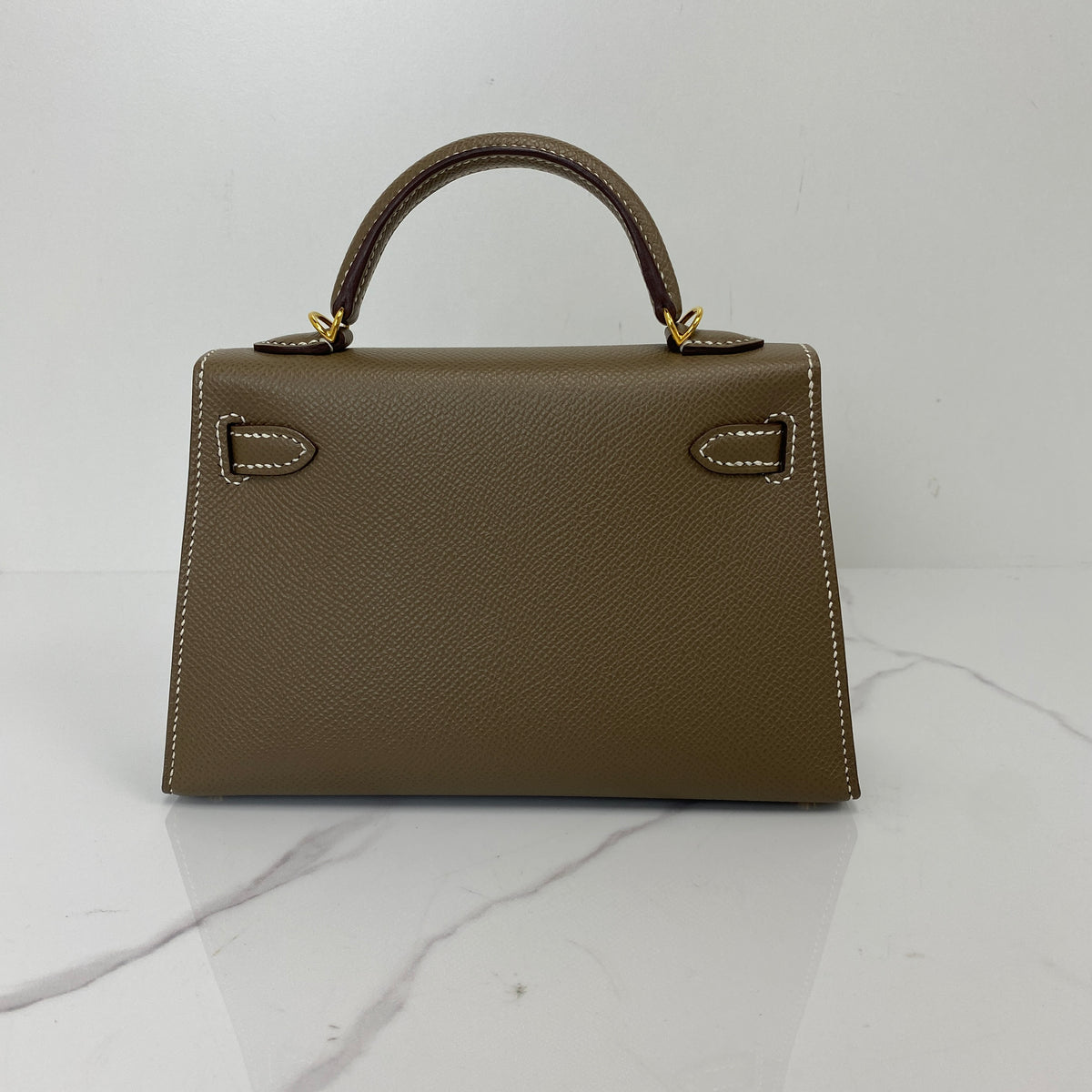 Hermès Mini Kelly, Etoupe Epsom calfskin, gold hardware — detail view 3