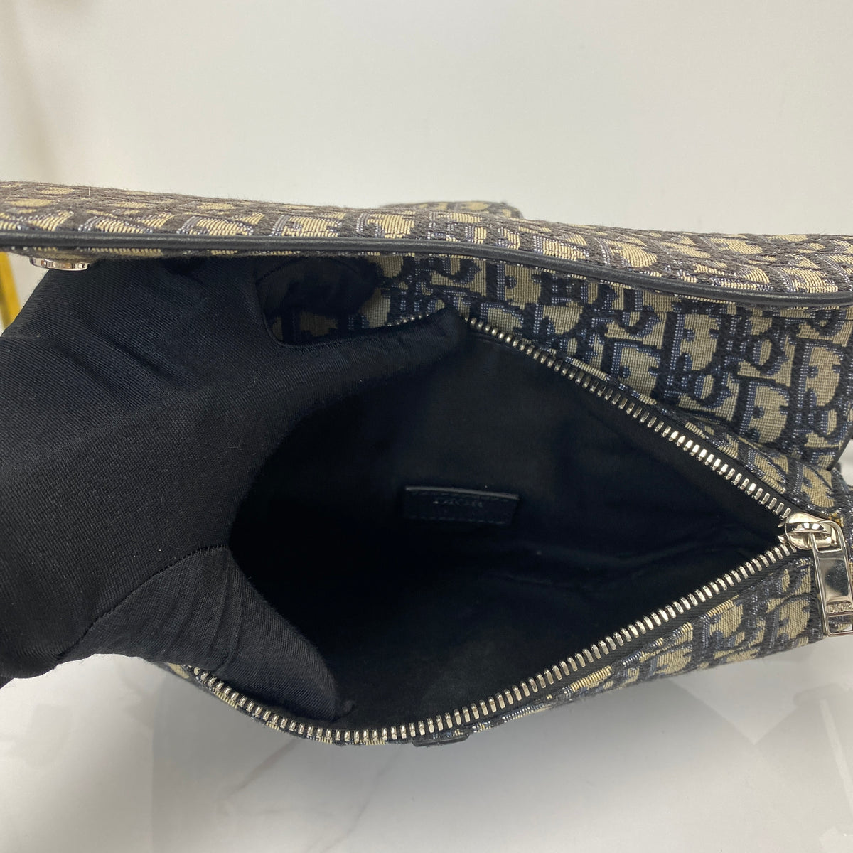 Christian Dior Oblique Men's Saddle Bag, beige and black Dior Oblique jacquard, aluminium hardware — detail view 4