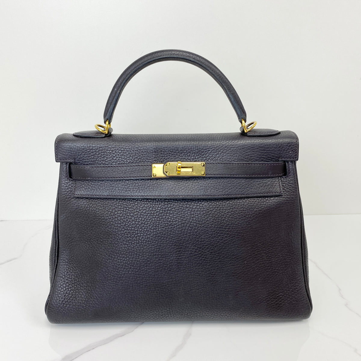 Hermès Kelly 32, Noir Togo leather, gold hardware — front view