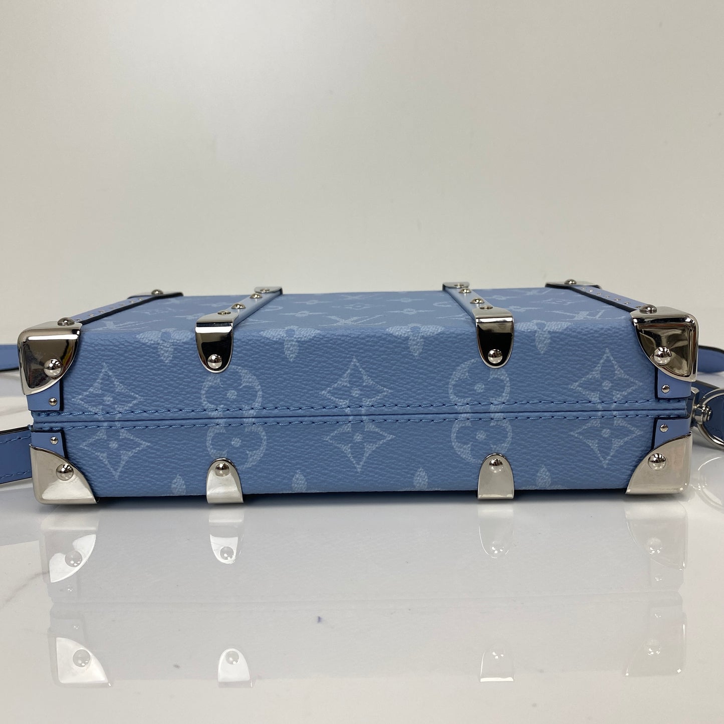 Base of the Louis Vuitton Wallet Trunk Taigarama with metal corner guards