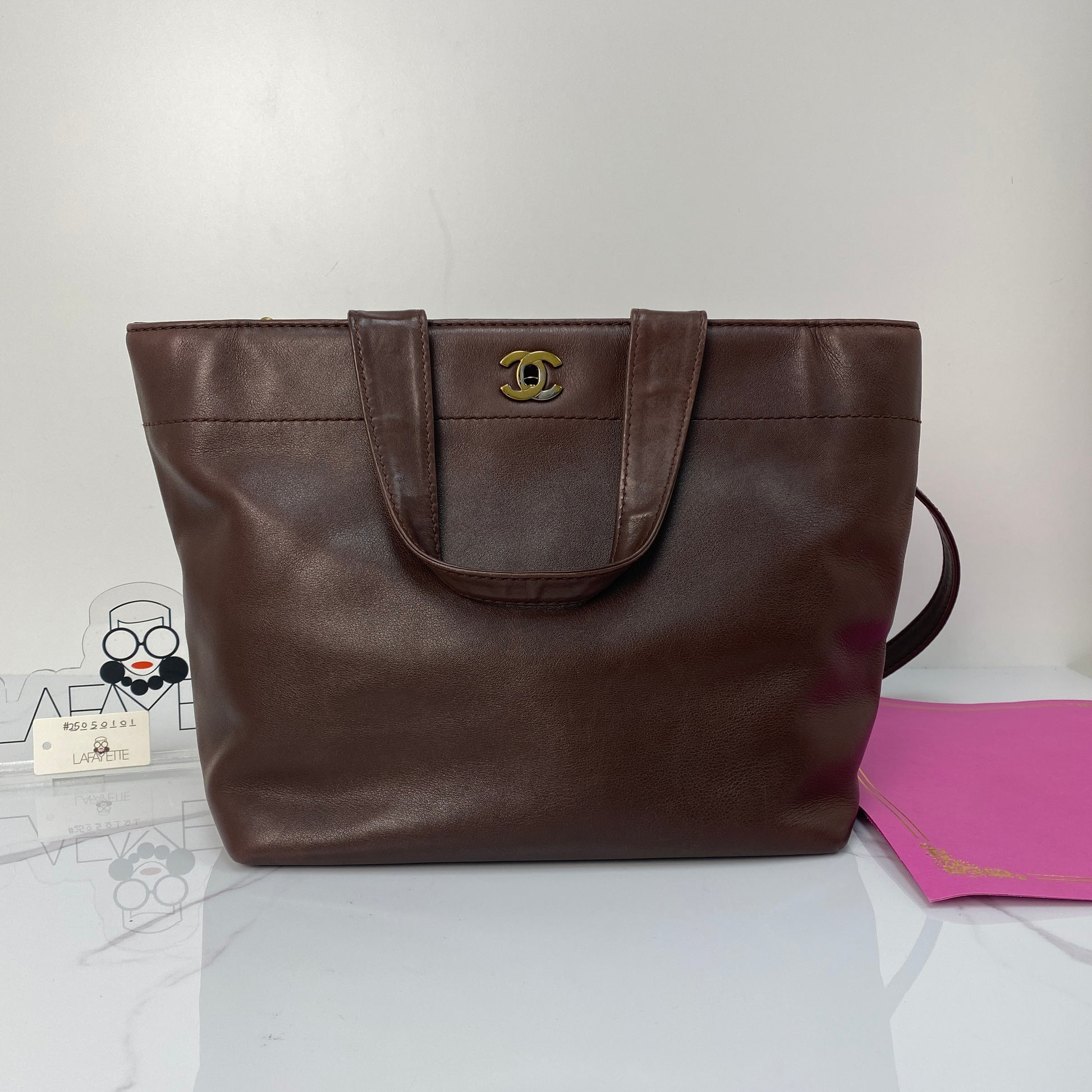Chanel vintage tote shopping bag in brown calfskin with antique gold CC turnlock