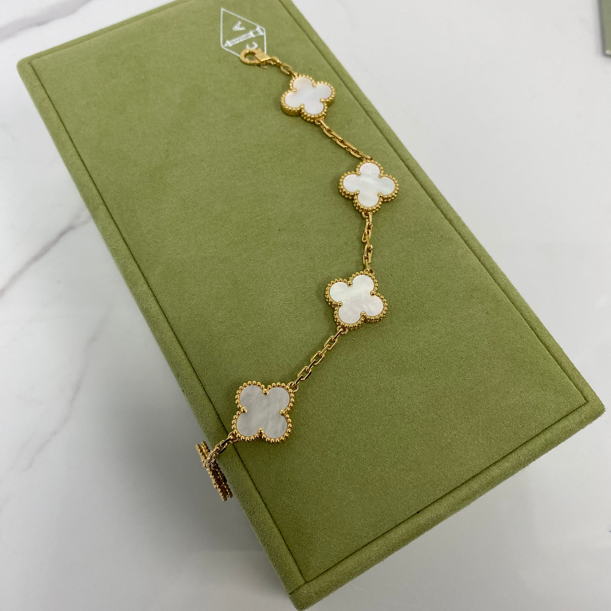 Van Cleef & Arpels Vintage Alhambra 5 Motif Bracelet Mother of Pearl Yellow Gold, White Mother of Pearl, 18K Yellow Gold — detail view 3