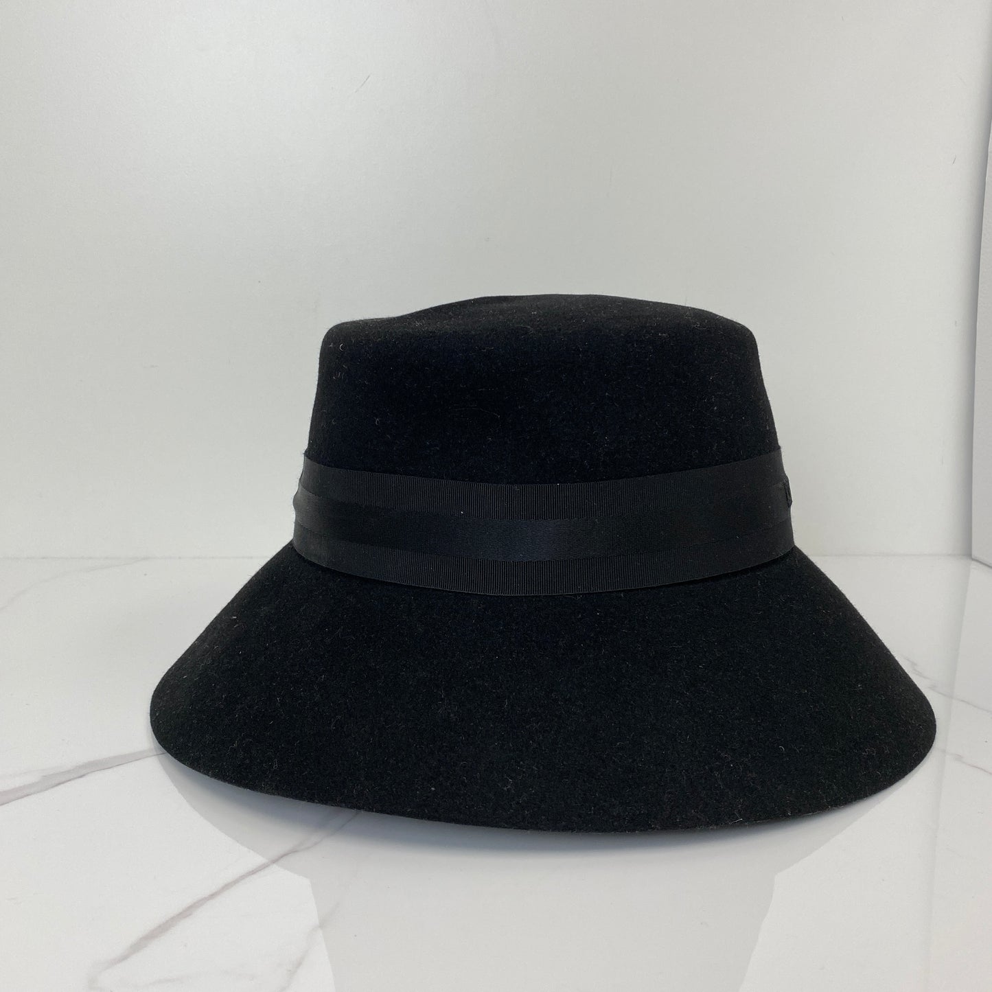 Side profile of the Dior D-Tulipe small brim cloche