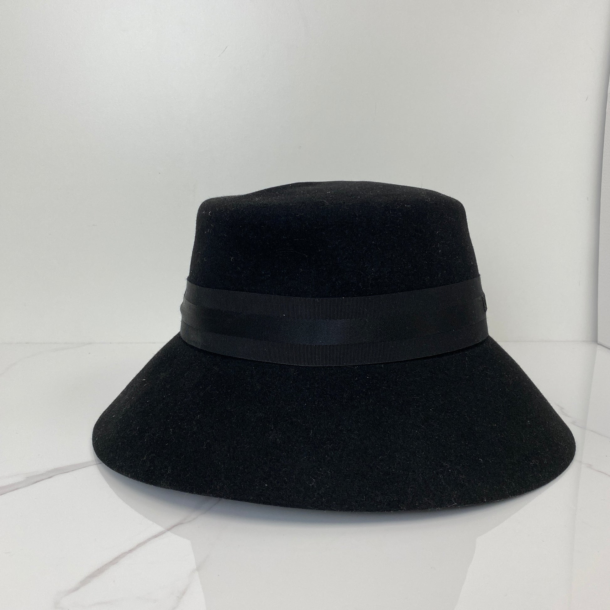 Side profile of the Dior D-Tulipe small brim cloche