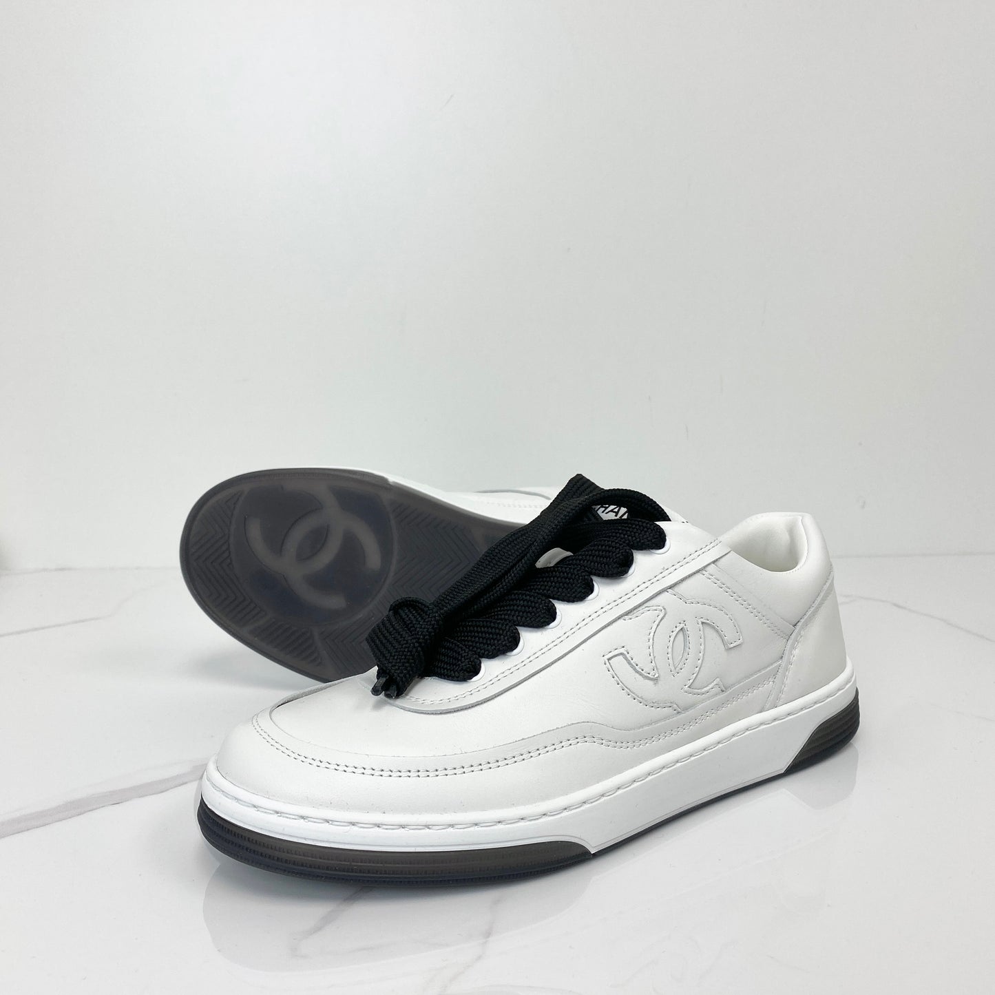 Chanel sneakers in white and black calfskin, size 35.5