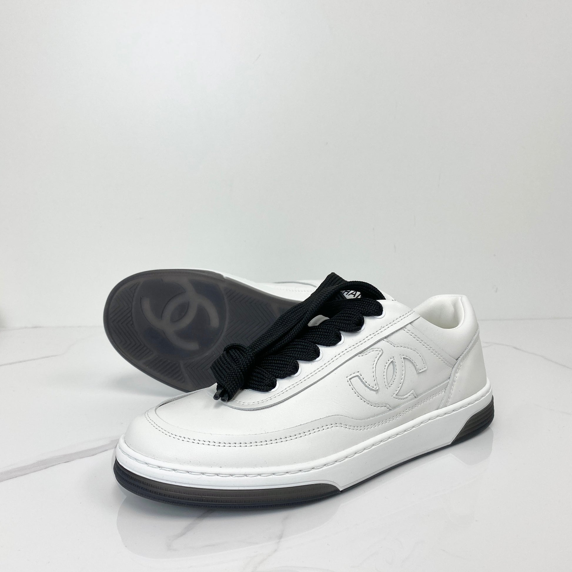 Chanel sneakers in white and black calfskin, size 35.5