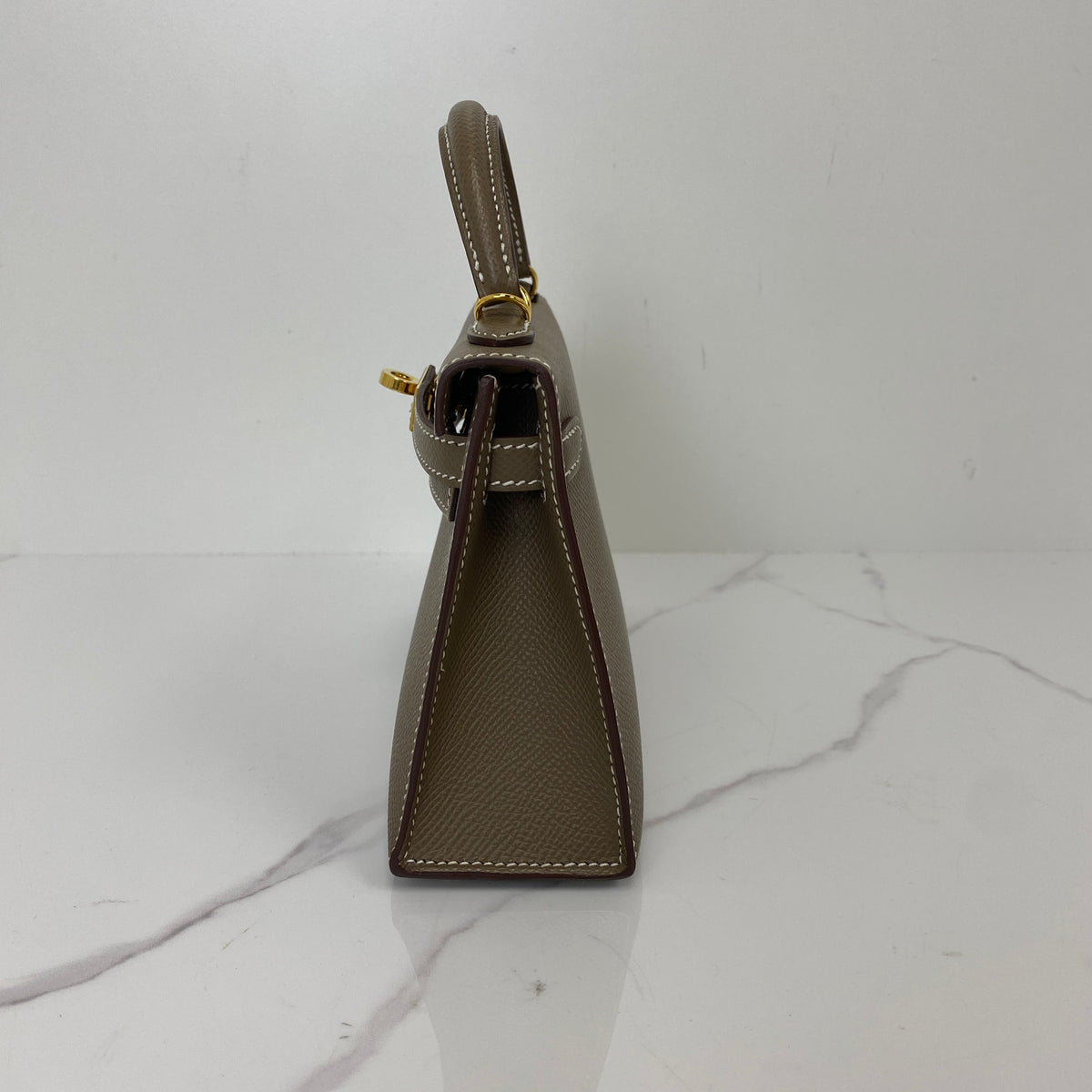 Hermès Mini Kelly, Etoupe Epsom calfskin, gold hardware — detail view 2