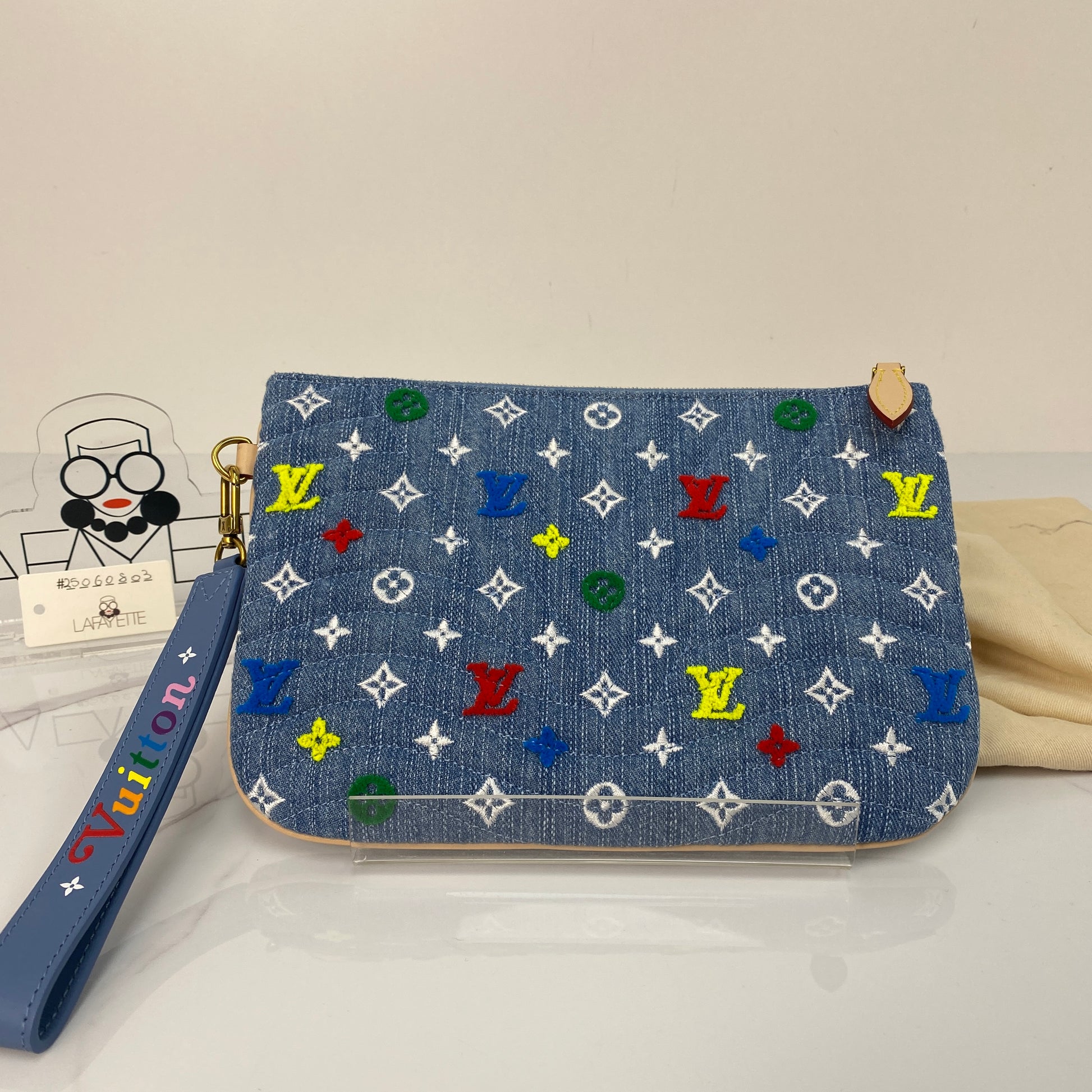 Detail of the zip and LV plate on the New Wave denim pouch