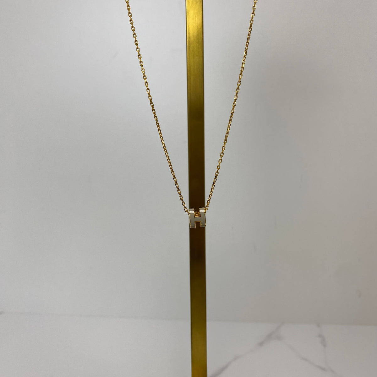 Hermès Mini Pop H Pendant Marron Glacé, Marron Glacé Lacquered Metal, Yellow Gold Plated — detail view 3