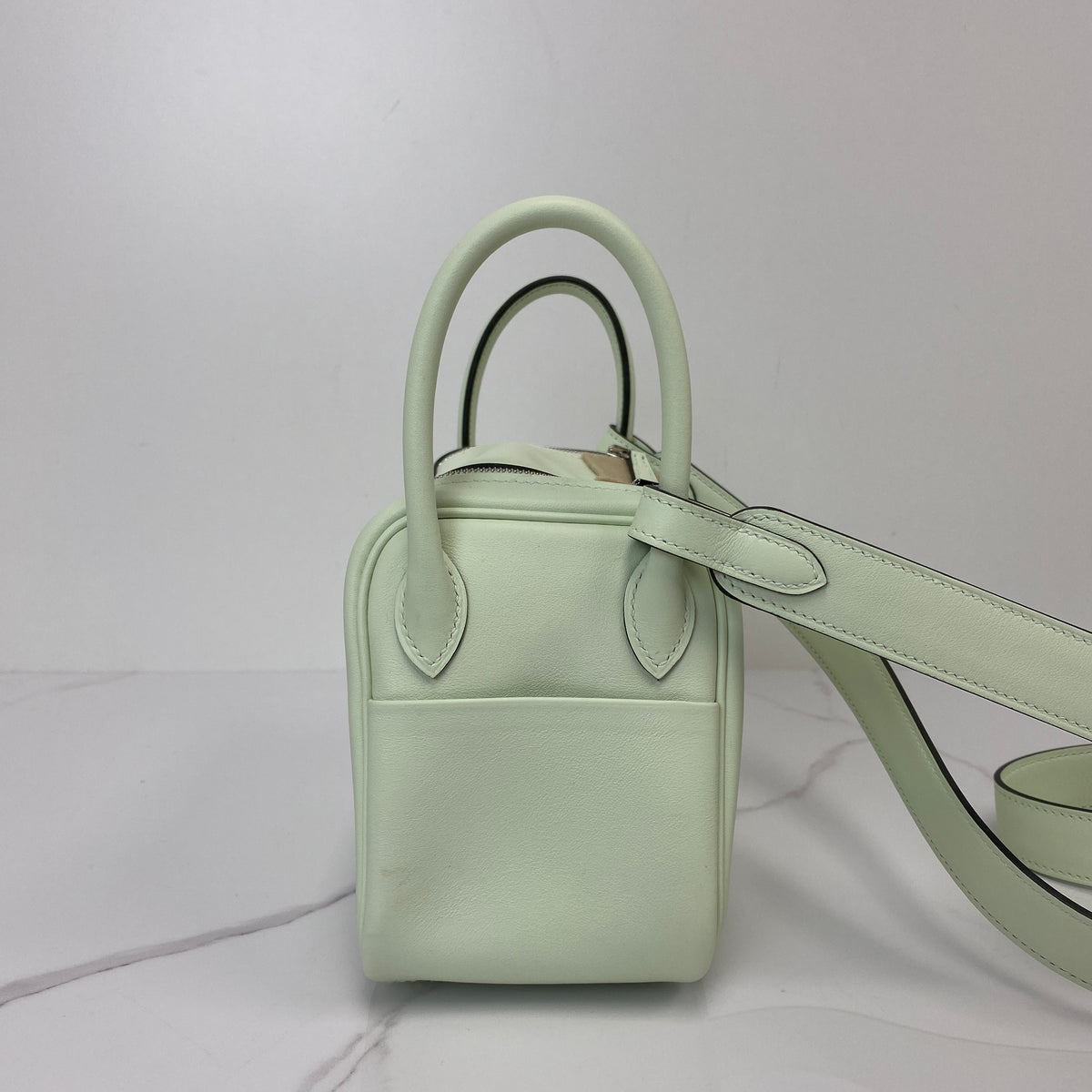 Hermès Sac Mini Lindy, pale green Swift calfskin, palladium hardware — detail view 3