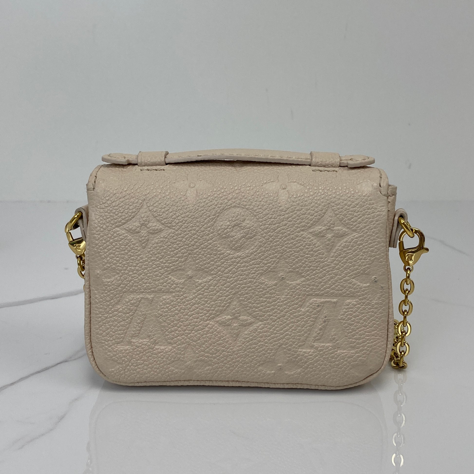 Side profile of the Micro Pochette Metis