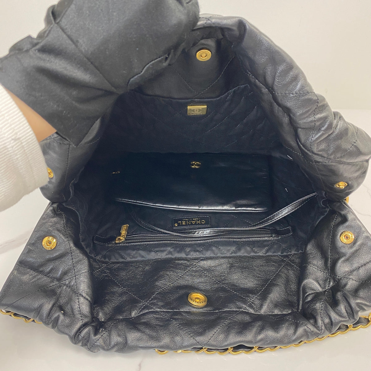 Chanel 22 Bag Medium Black Shiny Calfskin, Black Shiny Calfskin, Gold Tone — detail view 4