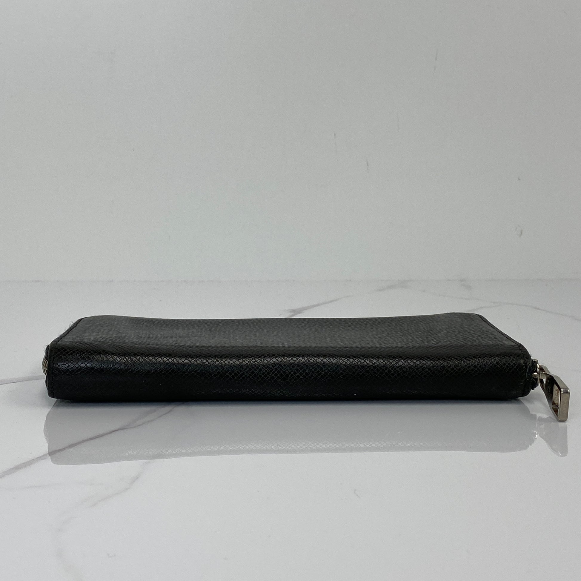 Interior card slots of the LV Zip Long Wallet