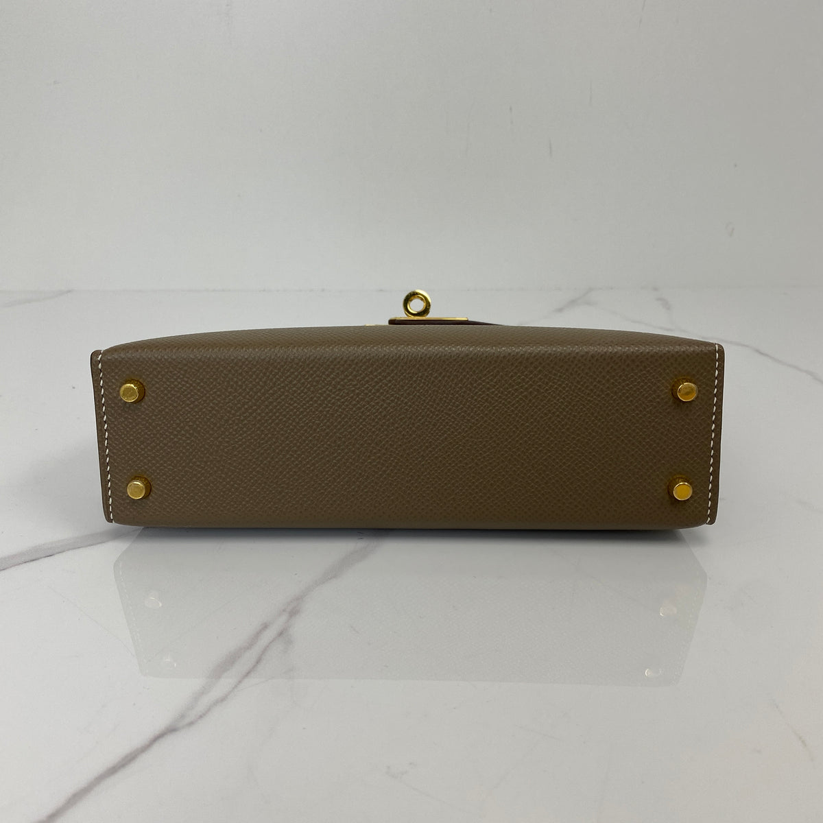 Hermès Mini Kelly, Etoupe Epsom calfskin, gold hardware — detail view 4