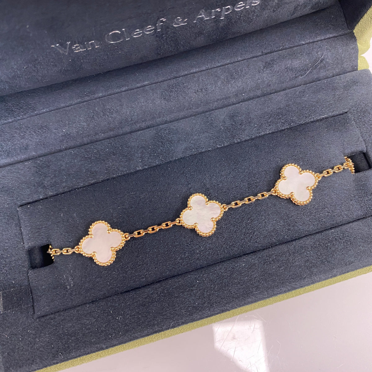 Van Cleef & Arpels Vintage Alhambra 5 Motif Bracelet Mother of Pearl Yellow Gold, White Mother of Pearl, 18K Yellow Gold — detail view 1