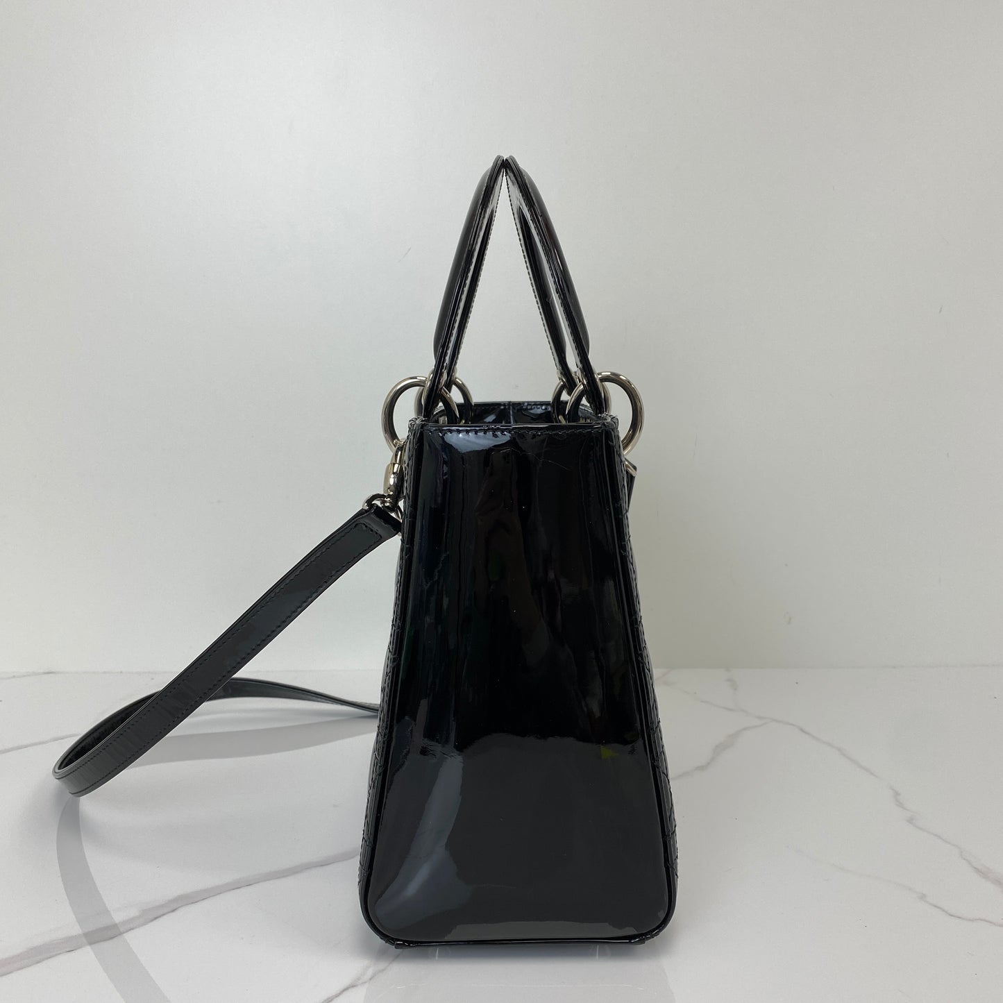 Side profile of the Medium Lady Dior with its removable shoulder strap