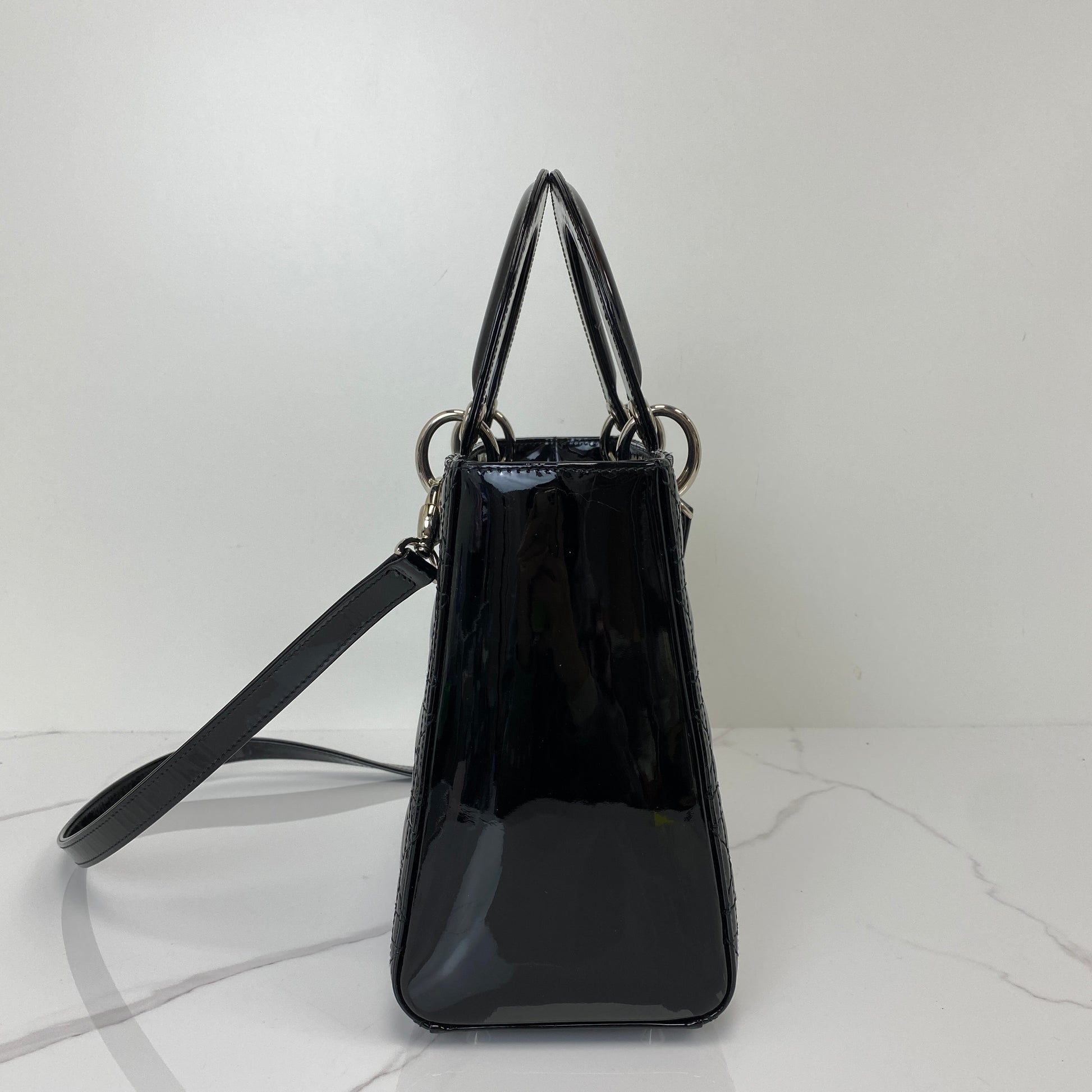 Side profile of the Medium Lady Dior with its removable shoulder strap