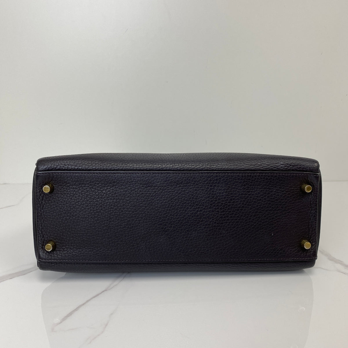 Hermès Kelly 32, Noir Togo leather, gold hardware — detail view 4