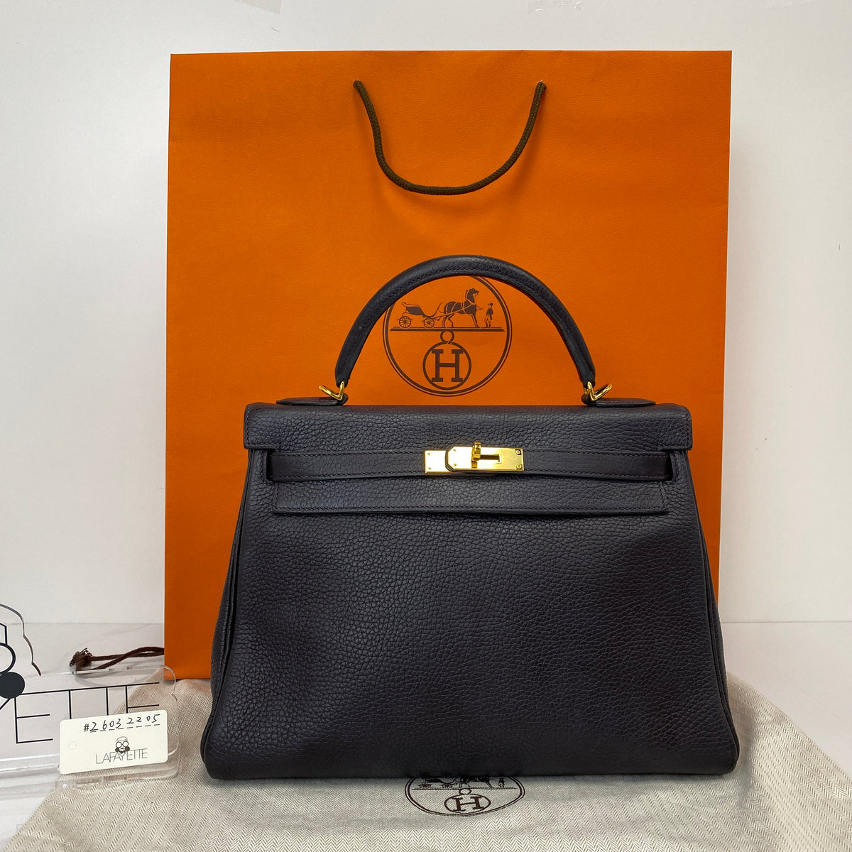 Hermès Kelly 32, Noir Togo leather, gold hardware — detail view 1