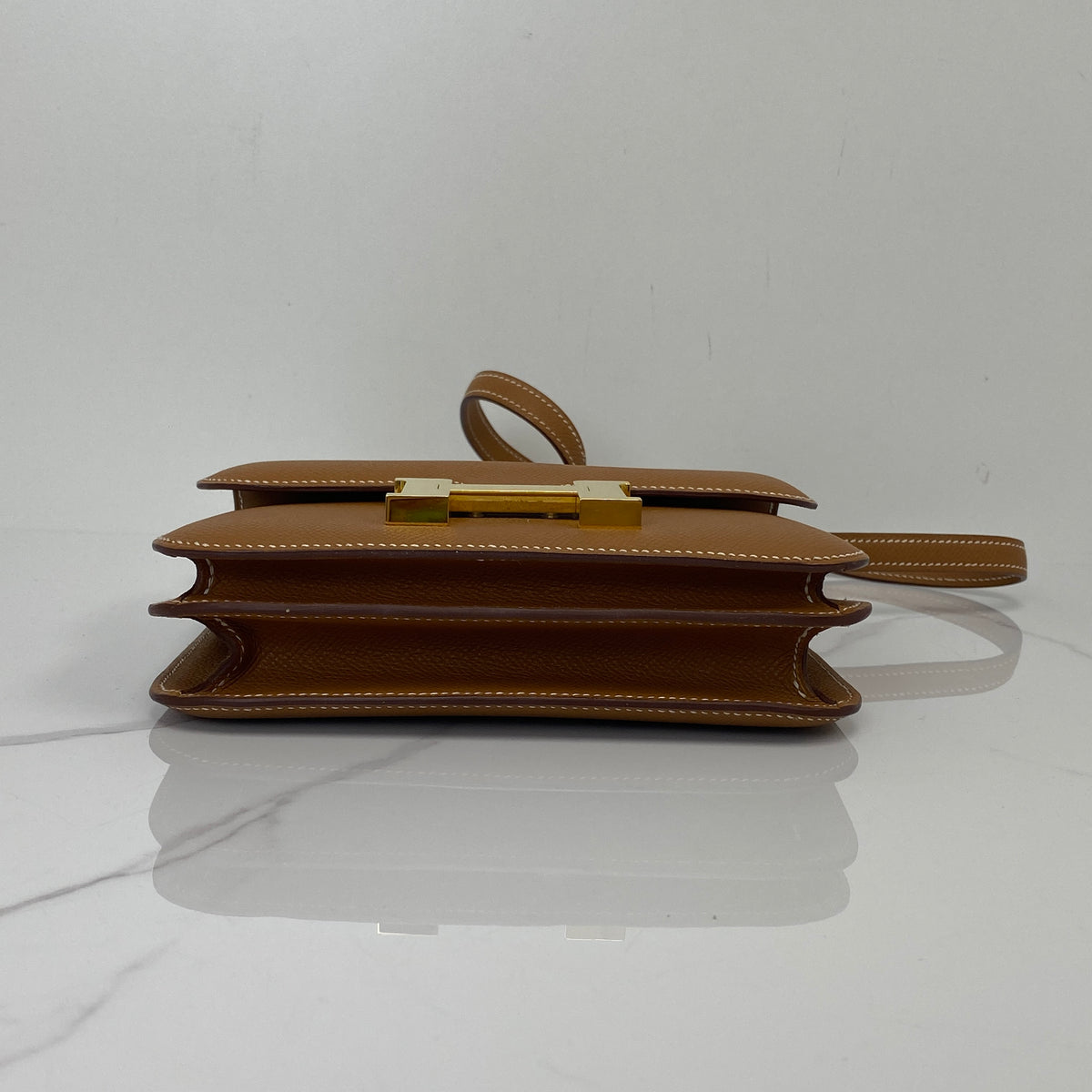 Hermès Constance 18, Gold Epsom calfskin, gold hardware — detail view 4
