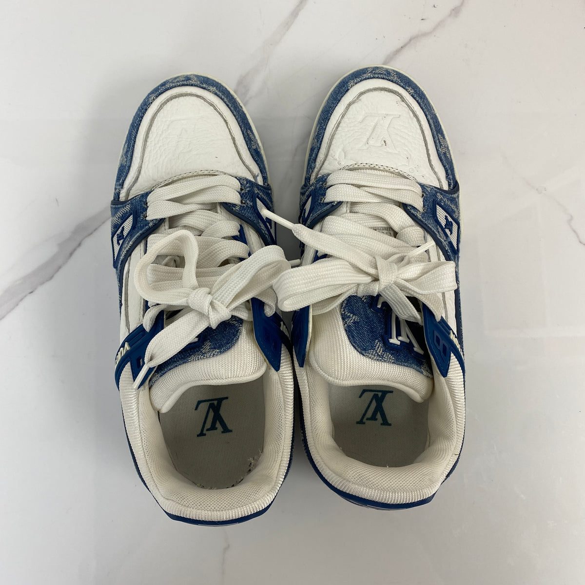 Louis Vuitton Trainer Sneakers, light blue calf leather and Monogram denim — detail view 4
