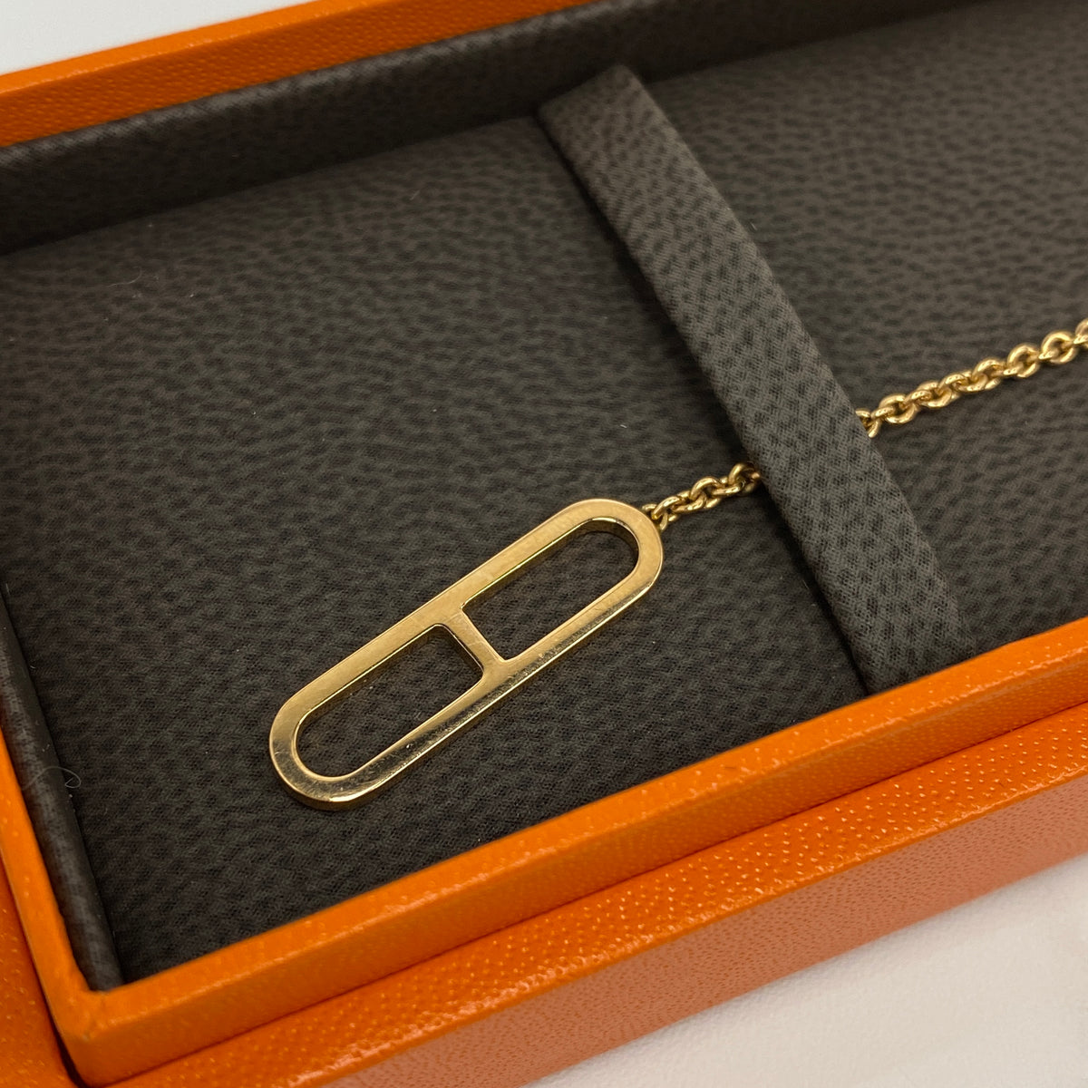 Hermès Ever Chaine d'Ancre Bracelet — scale view