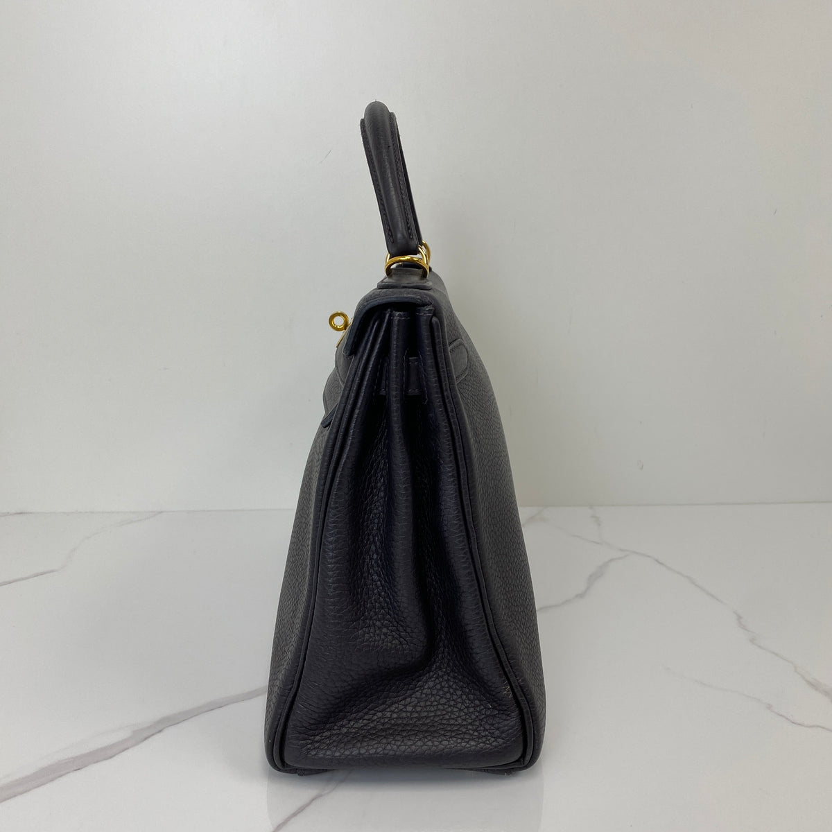 Hermès Kelly 32, Noir Togo leather, gold hardware — detail view 3