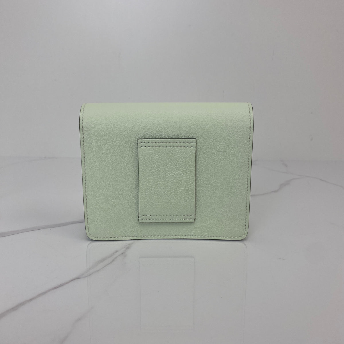 Hermès Roulis Slim Wallet Vert Fizz — turnlock detail