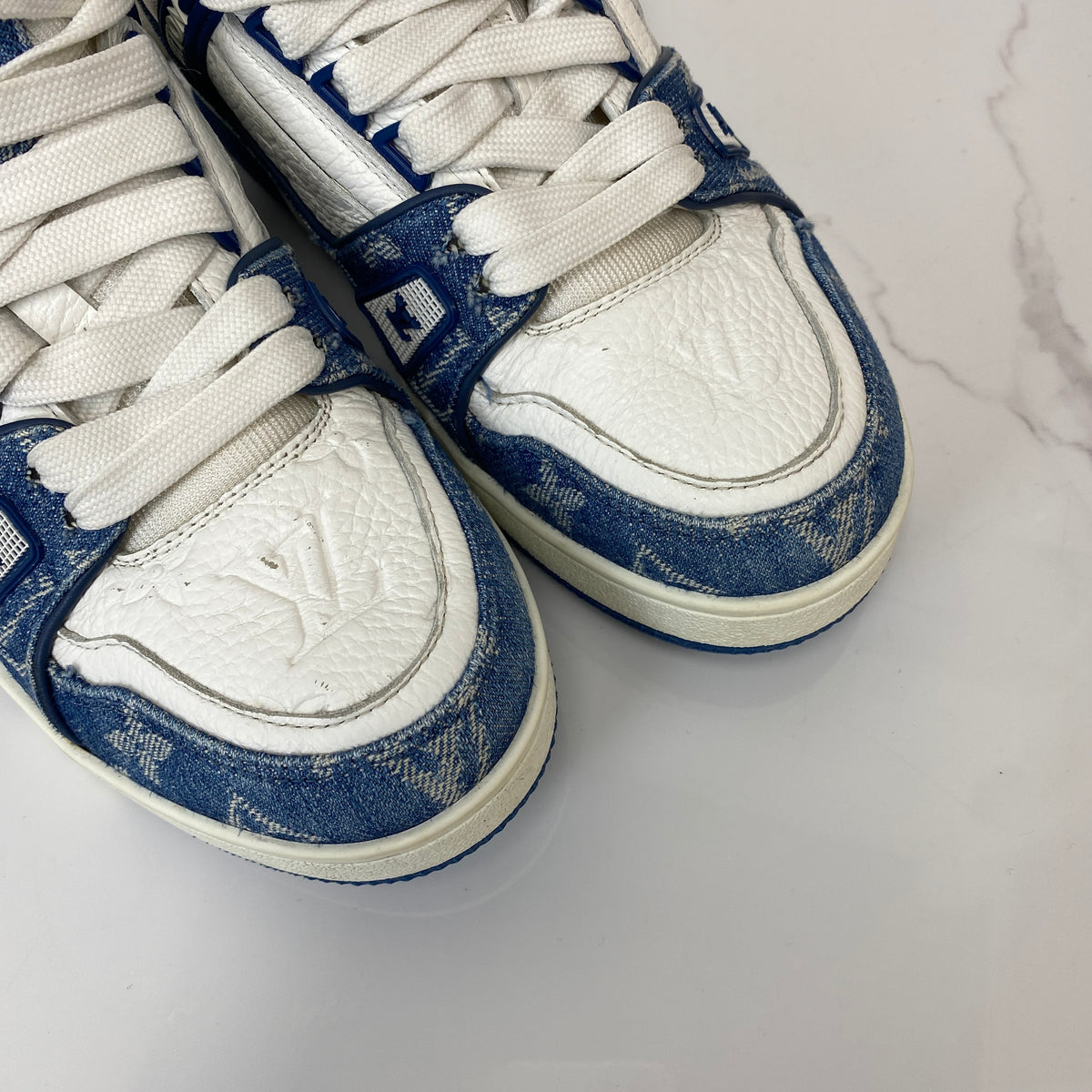 Louis Vuitton Trainer Sneakers, light blue calf leather and Monogram denim — detail view 5