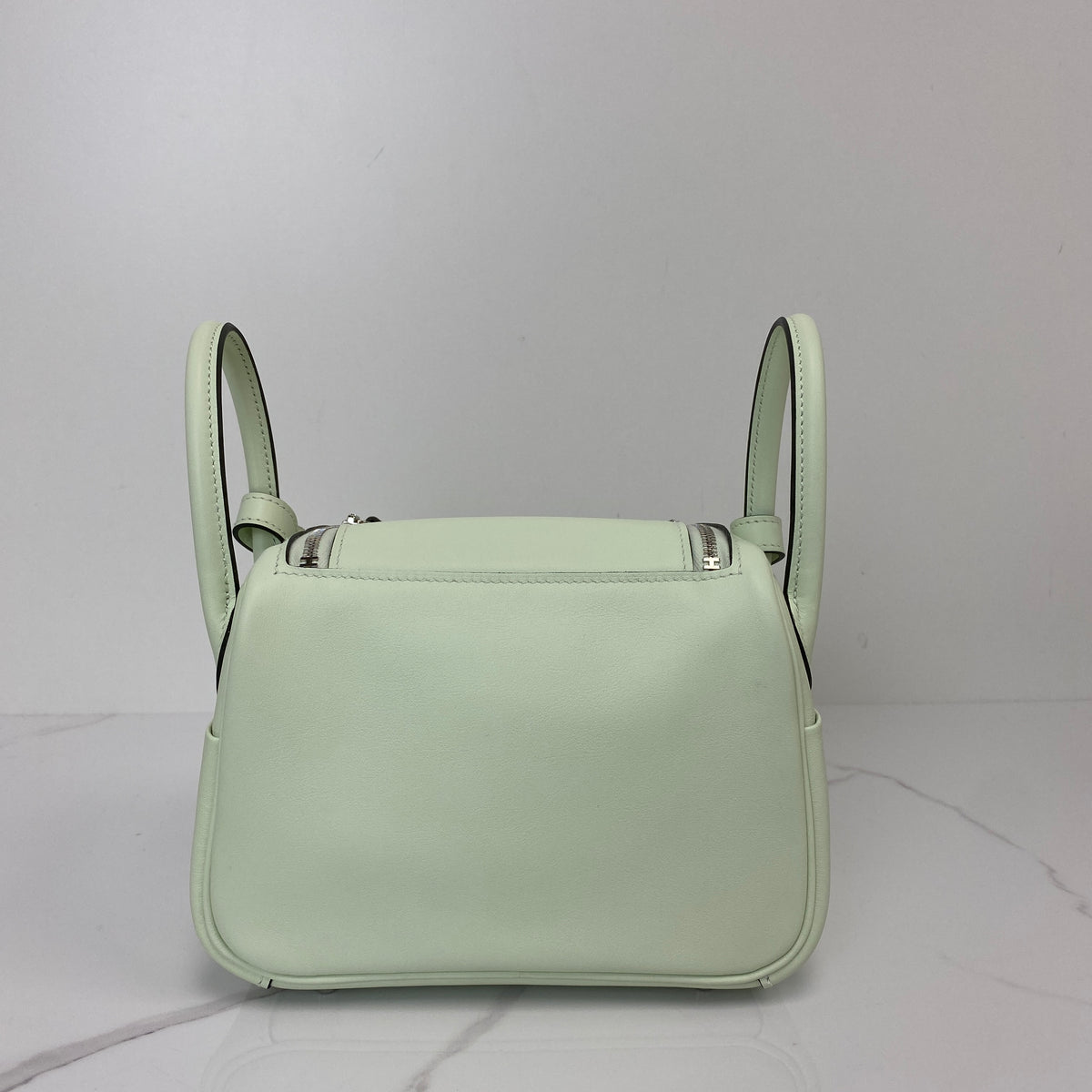 Hermès Sac Mini Lindy, pale green Swift calfskin, palladium hardware — detail view 2