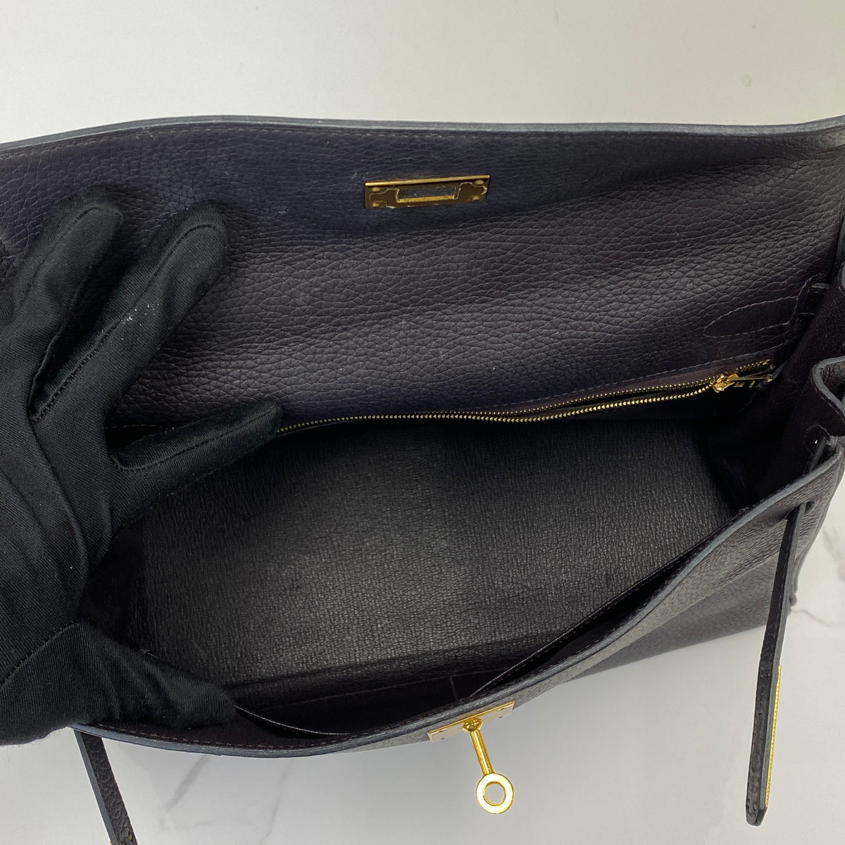 Hermès Kelly 32, Noir Togo leather, gold hardware — detail view 5