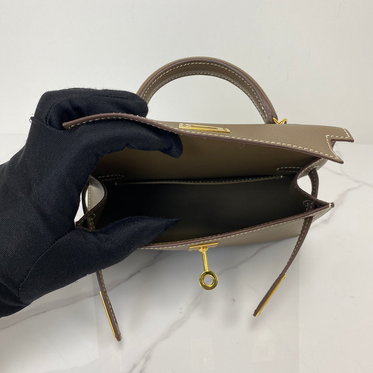 Hermès Mini Kelly, Etoupe Epsom calfskin, gold hardware — detail view 5