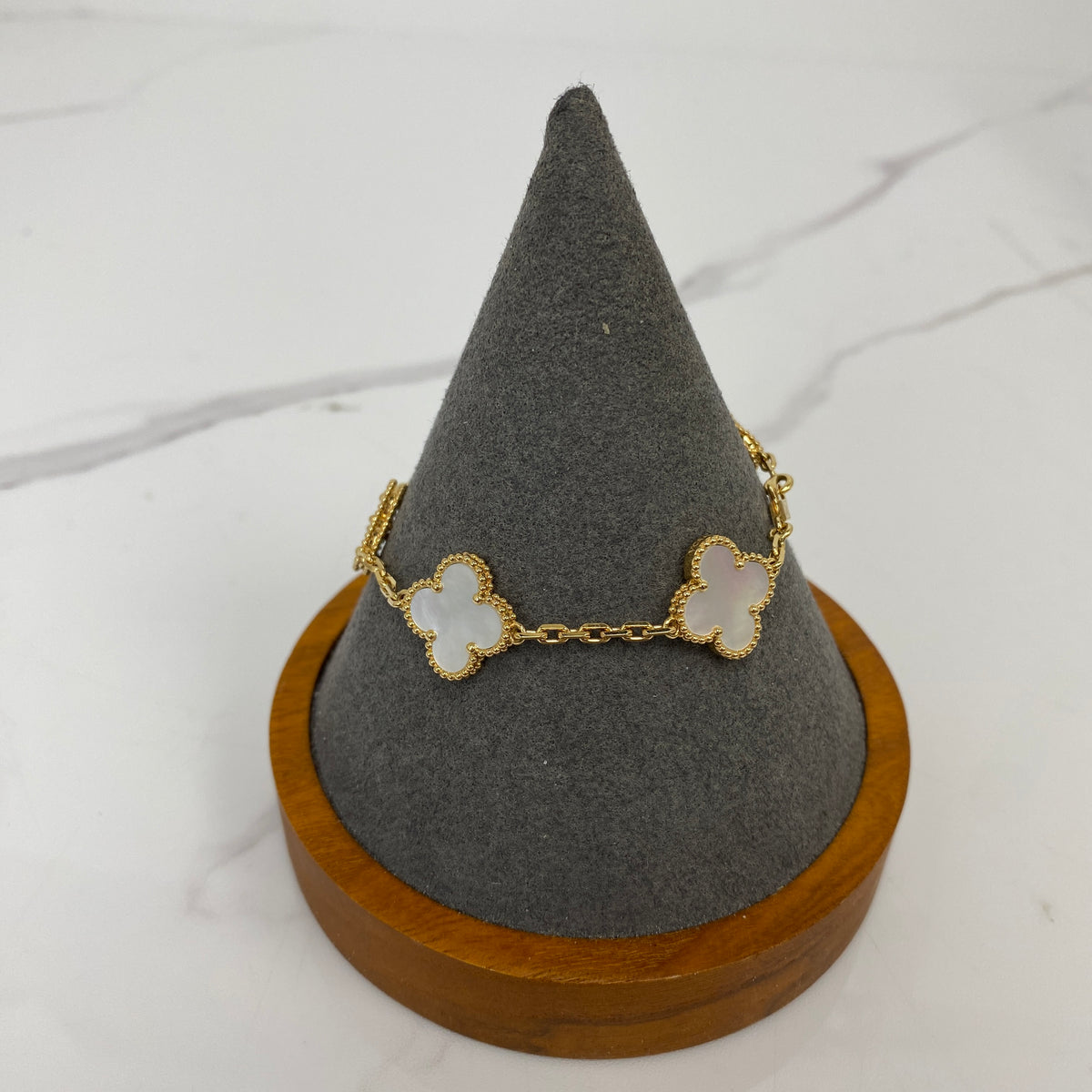 Van Cleef & Arpels Vintage Alhambra 5 Motif Bracelet Mother of Pearl Yellow Gold, White Mother of Pearl, 18K Yellow Gold — detail view 4